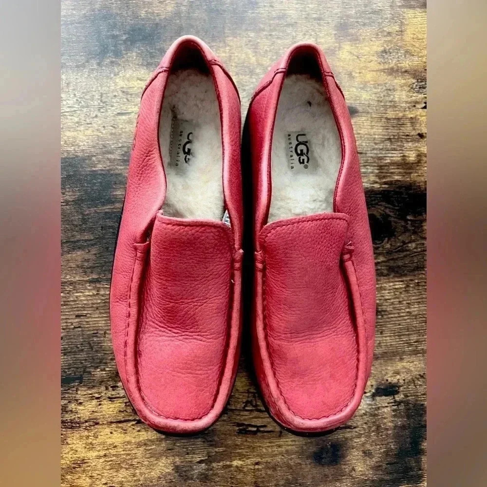 UGG | ladies slip on shoe/loafer. Size: 6.